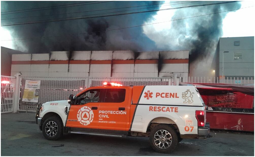 Rescatistas y bomberos estatales acudieron al lugar para sofocar el incendio (2/01/2025). Foto: Especial