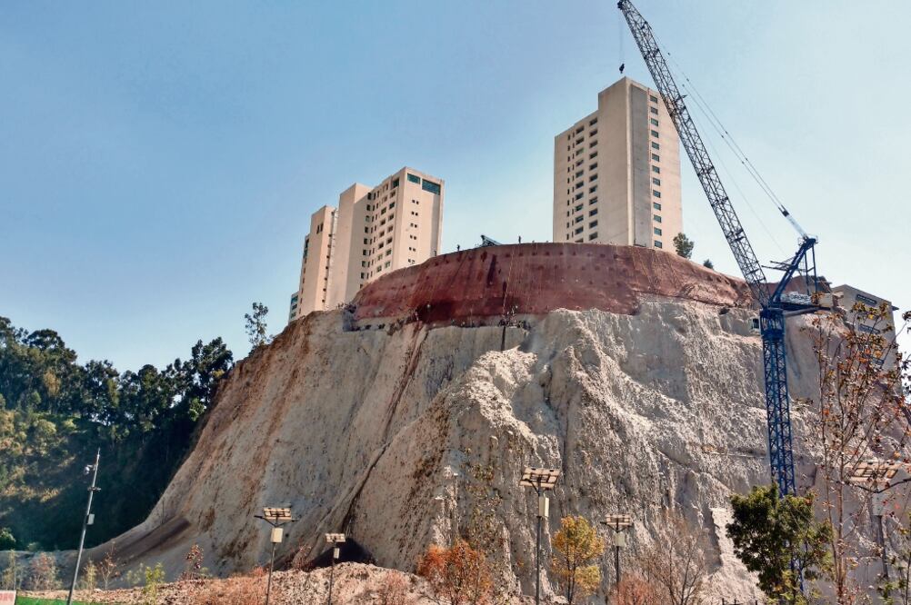 Los trabajos de mitigación de riesgos en el talud que se deslavó hace poco más de dos años sigue en marcha y por ello se contó con un estudio de la UNAM. Actualmente la Secretaría de Obras y Servicios realiza un reforzamiento. GERARDO SUÁREZ. EL UNIVERSAL
