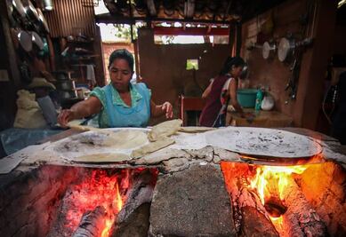 Cómo curar molcajetes, metates, cazuelas y comales de barro