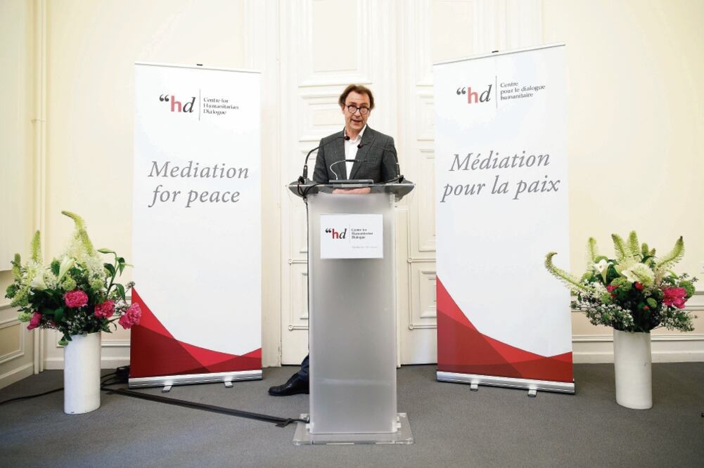 El director ejecutivo del centro para el diálogo humanitario de la Fundación Henri Dunant, David Harland, leyó ayer el comunicado del grupo terrorista ETA en el que anuncia el fin de su trayectoria, en Ginebra (VALENTÍN FLAURAUD. EFE)