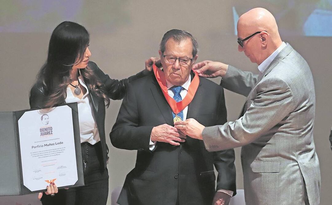 Al recibir la Medalla al Mérito Ciudadano Benito Juárez, Porfirio Muñoz Ledo enfatizó que la República es la casa de todos y no puede estar sometida de ninguna manera. Foto: Berenice Fregoso/ EL UNIVERSAL.