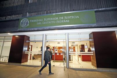 Hurtan arma a policía en su hora de comida