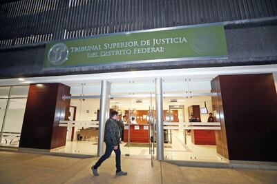 Hurtan arma a policía en su hora de comida