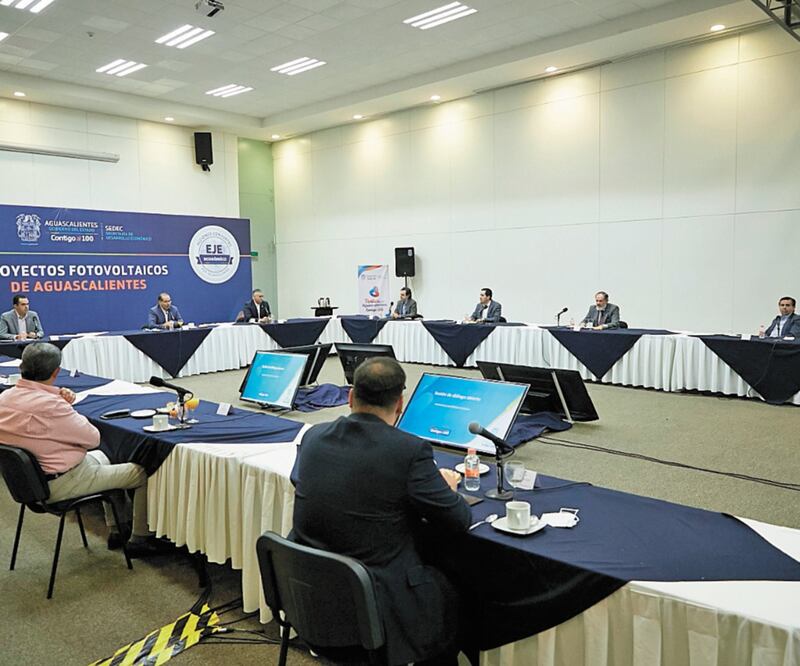 El mandatario Martín Orozco Sandoval se reunió con representantes de empresas generadoras de energías renovables.