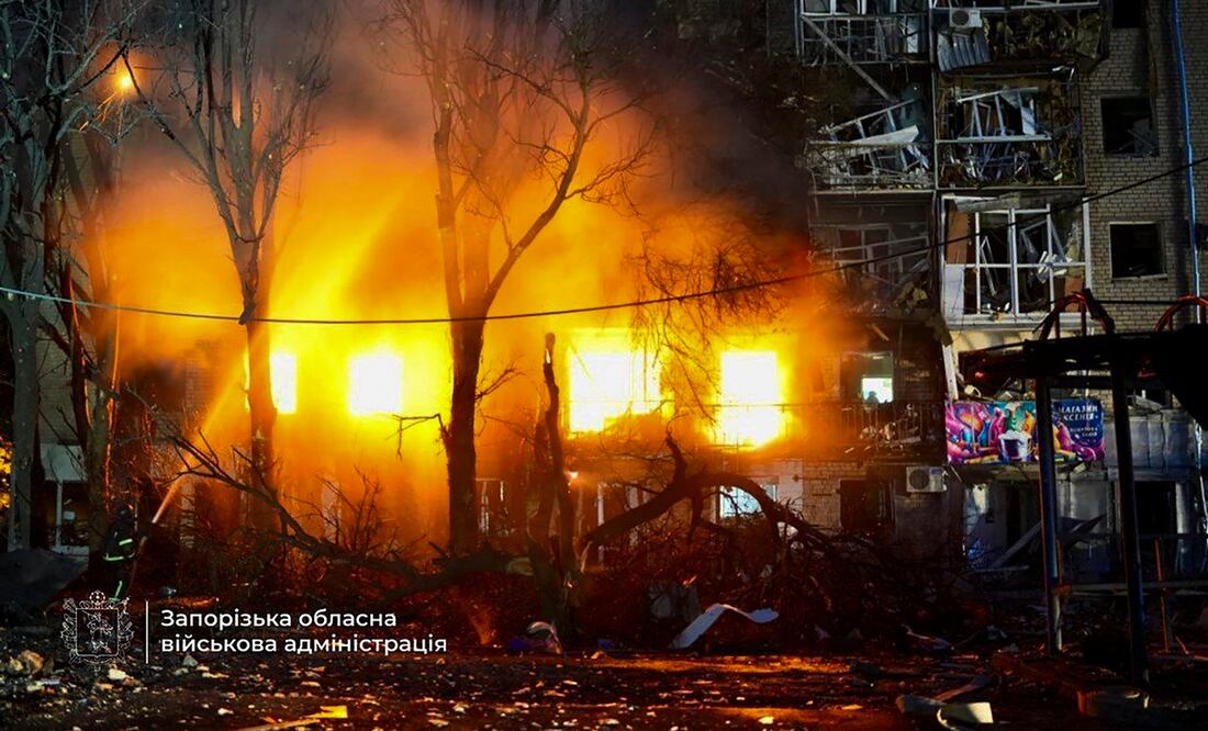 Una foto facilitada por la Administración Militar Regional de Zaporiyia muestra a rescatistas ucranianos trabajando en el lugar de un ataque ruso contra una zona residencial en Zaporiyia. Foto: EFE