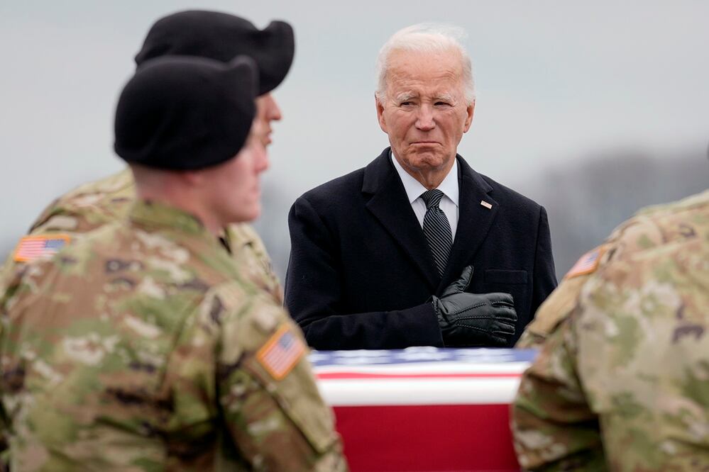 El presidente Joe Biden, mientras un equipo de transporte del ejército mueve la caja de transferencia que contiene los restos del sargento del ejército estadounidense Kennedy Ladon Sanders, de 24 años, de Waycross, Georgia, en la Base de la Fuerza Aérea de Dover, Delaware, el viernes 2 de febrero de 2024. Sanders murió en un ataque con drones en Jordania el 28 de enero. Foto: AP