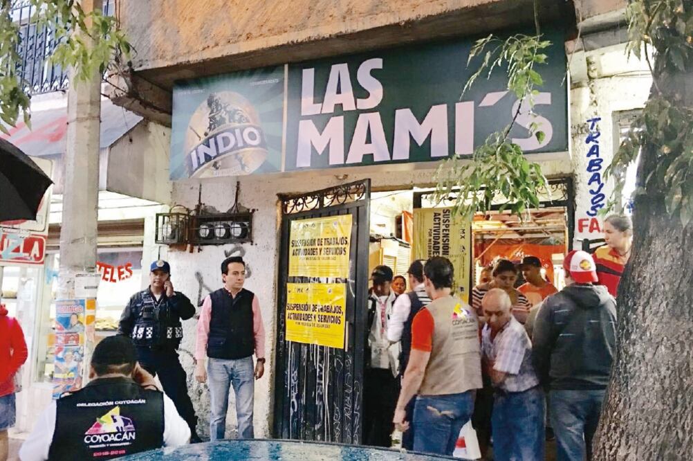 Puestos irregulares en la vía pública venden alcohol a menores sin restricción. (ARCHIVO EL UNIVERSAL)