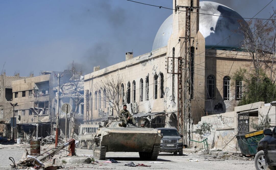 Foto de archivo de un miembro de las fuerzas del gobierno sirio frente a una mezquita en una calle de la ciudad de Jisreen, al sureste de Ghouta. Foto: Archivo AFP / Stringer