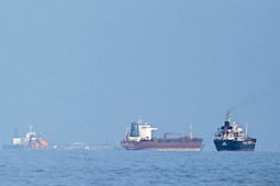 EU sacó del estrecho de Ormuz 100 millones de barriles de crudo, dice Trump; fue gracias a operativo "secreto"