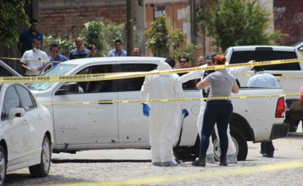 Maestra calma a niños tras balacera que dejó 9 muertos en Tlaquepaque