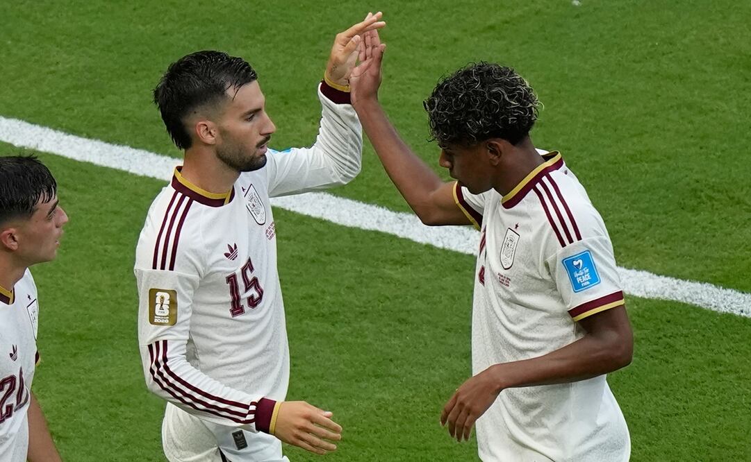 Alex Baena y Lamine celebran el gol de España ante Uruguay. FOTO: AP