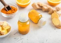 Pará que sirve tomar un shot de jengibre con cúrcuma y limón en ayunas