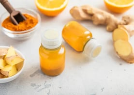 Pará que sirve tomar un shot de jengibre con cúrcuma y limón en ayunas