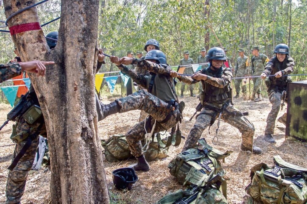 Las pruebas donde participaron los nueve cadetes del Heroico Colegio Militar son atravesar el campo con fusil, natación, tiro de precisión, salto de decisión y transporte de abastecimientos. (CUARTOSCURO)