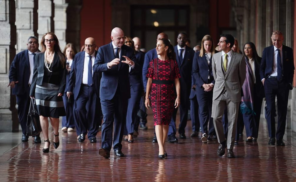 La presidenta de México, Claudia Sheinbaum, y el presidenta de la FIFA, Gianni Infantino, en Palacio Nacional. Foto: X @Claudiashein