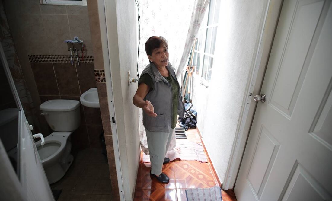 La casa que perdió Juana de los Santos en el poblado de San Gregorio Atlapulco, en Xochimilco, era de dos niveles, pero la que le entregaron, además de incompleta, sólo es de uno, aunque sí se contemplaban ambos. Foto: Fernanda Rojas. EL UNIVERSAL