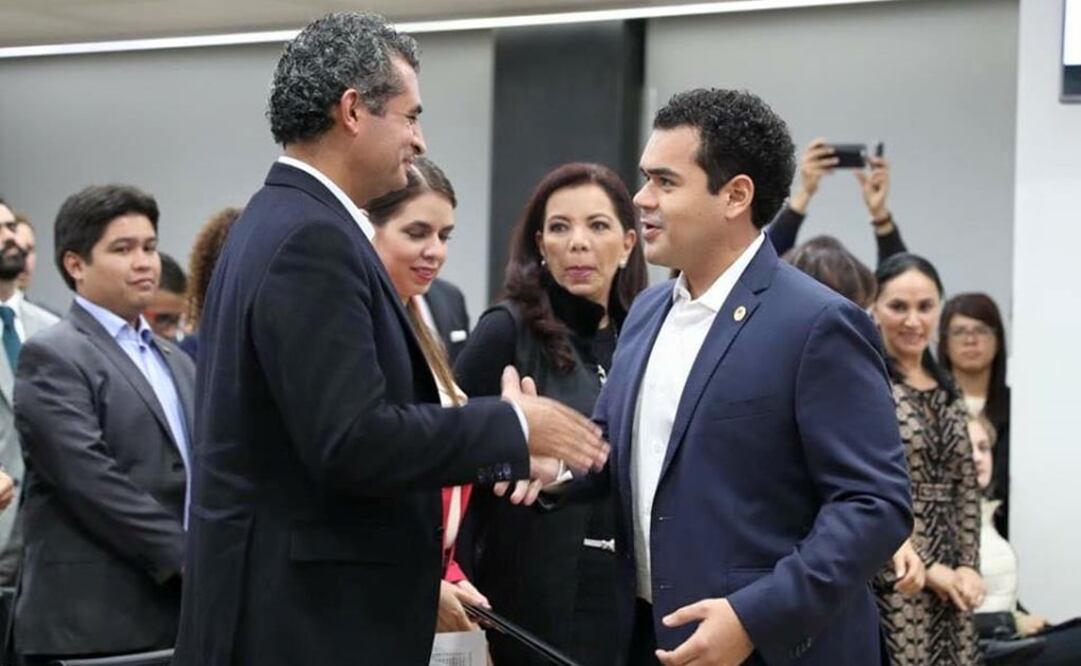 Enrique Ochoa, presidente del PRI, entregó a Pablo Angulo su constancia. (Foto: Tomada de Facebook)