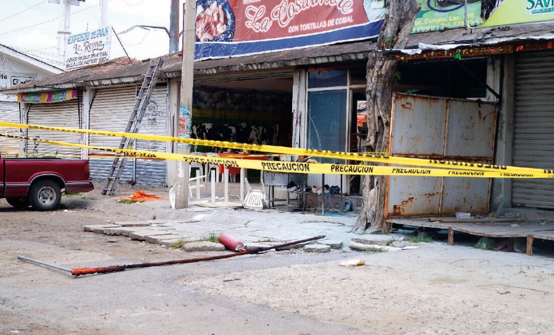 Cuando arribó personal de Protección Civil al lugar del incidente aún había dos cilindros de gas LP ardiendo; bomberos llegaron a controlar el fuego (XÓCHITL ÁLVAREZ. EL UNIVERSAL)