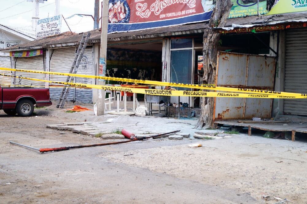 Cuando arribó personal de Protección Civil al lugar del incidente aún había dos cilindros de gas LP ardiendo; bomberos llegaron a controlar el fuego (XÓCHITL ÁLVAREZ. EL UNIVERSAL)