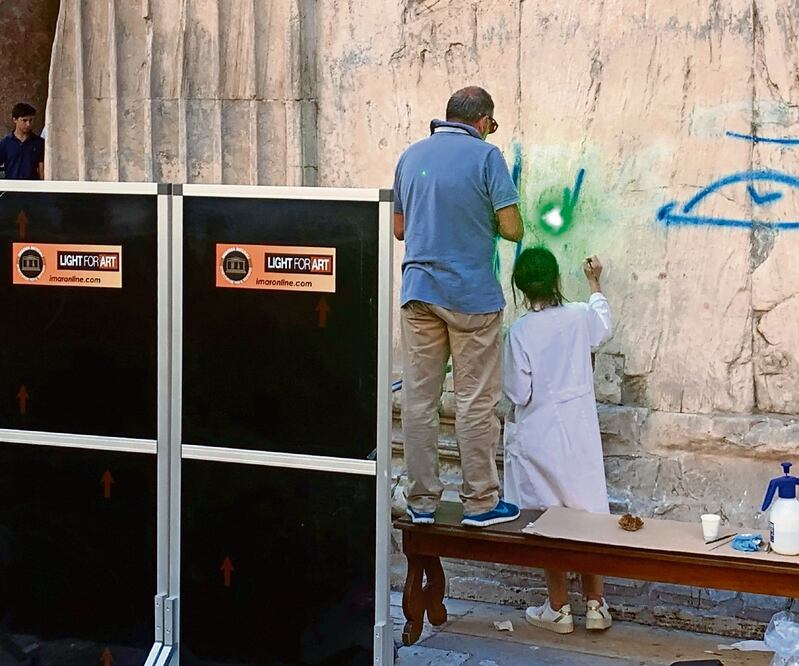 Especialistas trabajan en un muro del Panteón de Roma para quitar una pinta que decía: “Los alienígenas existen”, hecho causó indignación. Foto: Andrea Cuesta/EFE 