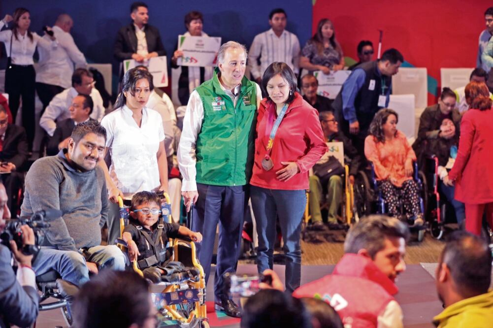 José Antonio Meade, candidato de Todos por México, se comprometió a que de llegar a la Presidencia de la República, en el gobierno habrá mayores espacios para personas con discapacidad, para poner desde ahí el ejemplo. (LUIS CORTÉS. EL UNIVERSAL)