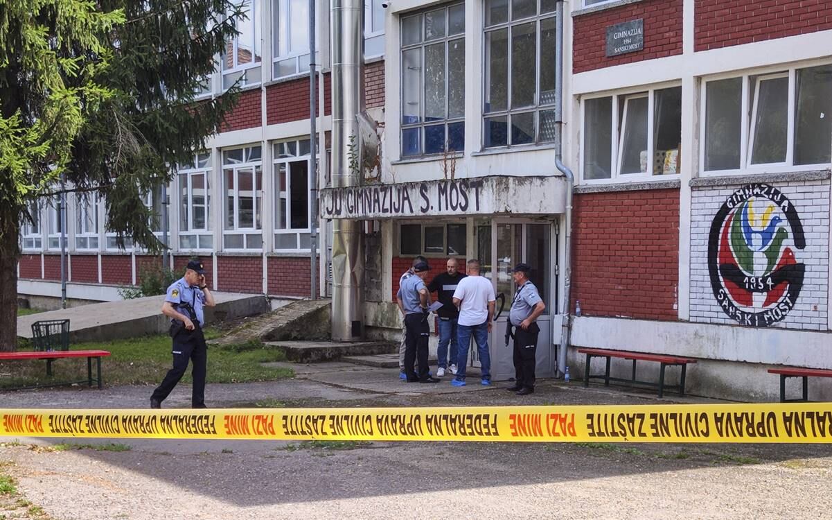 Agentes de policía se encuentran frente al edificio de una escuela secundaria en Sanski Most. Foto: AP