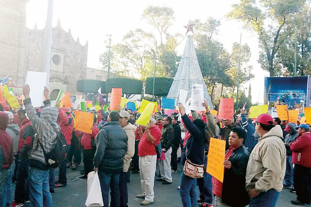 Desde las 07:00 horas de la mañana varios trabajadores del municipio se manifestaron frente al palacio municipal para exigir a las autoridades el pago de sus aguinaldos (ESPECIAL)