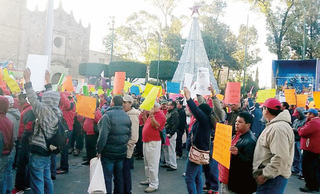 Desde las 07:00 horas de la mañana varios trabajadores del municipio se manifestaron frente al palacio municipal para exigir a las autoridades el pago de sus aguinaldos (ESPECIAL)