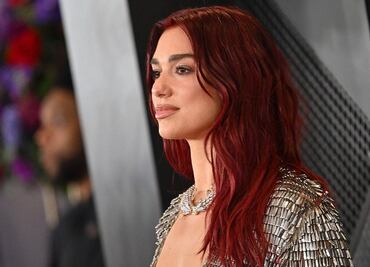 Dua Lipa brilla con vestido plateado de escote infinito en los Grammy 2024