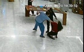 Imagen del video donde se observa la agresión hacia la recepcionista. Foto: Especial