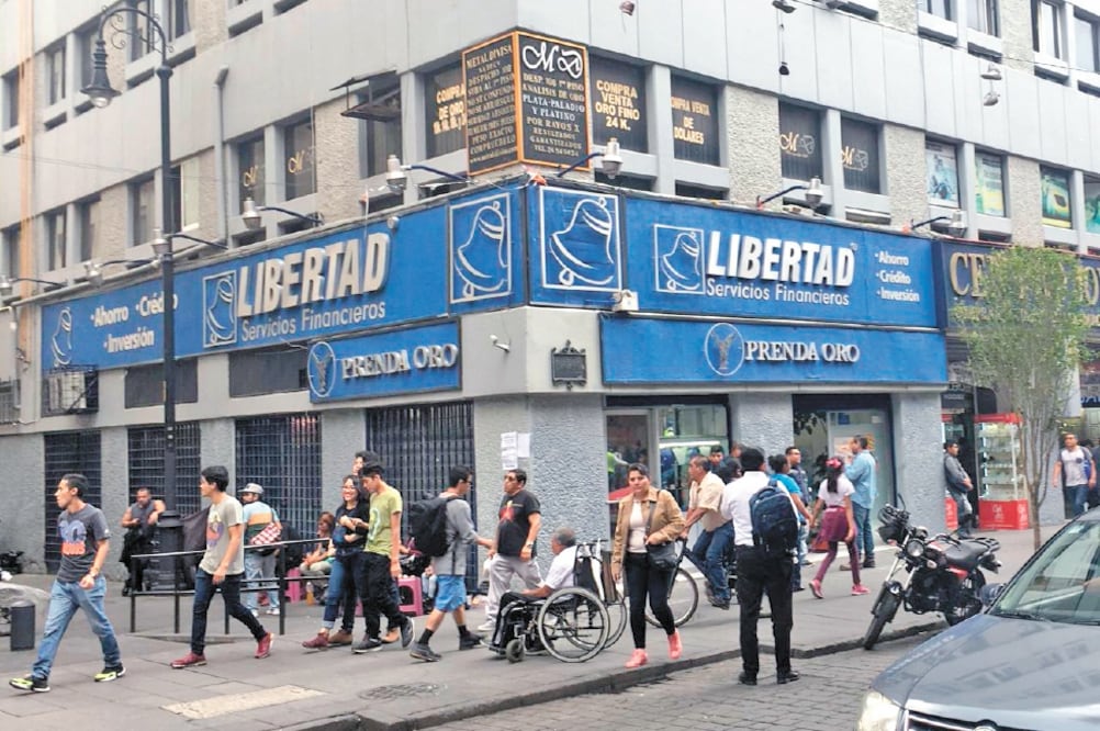 Incertidumbre. Clientes y empleados de la sucursal Centro Histórico de la Ciudad de México esperan que la situación de la Caja Libertad se esclarezca. Foto: PEDRO VILLA Y CAÑA. ELUNIVERSAL