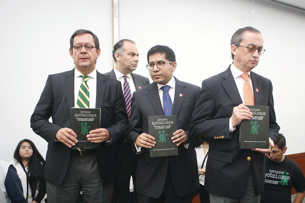 Roberto Campa, subsecretario de Derechos Humanos de la Segob (izq.), y Juan Manuel Gómez Robledo, subsecretario para Asuntos Multilaterales y Derechos Humanos de la SRE, al recibir el informe del GIEI sobre los normalistas (IVÁN STEPHENS. EL UNIVERSAL)