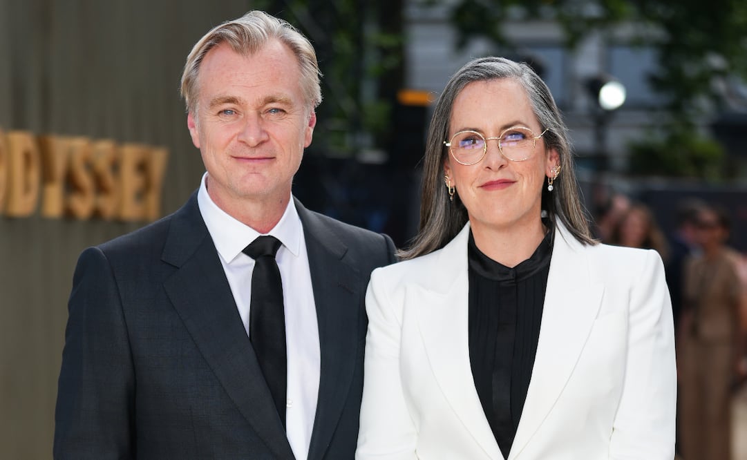 Christopher Nolan (izquierda) y la productora Emma Thomas posan para los fotógrafos a su llegada al estreno de la película "La Odisea" 
Foto de Scott A Garfitt/Invision/AP.