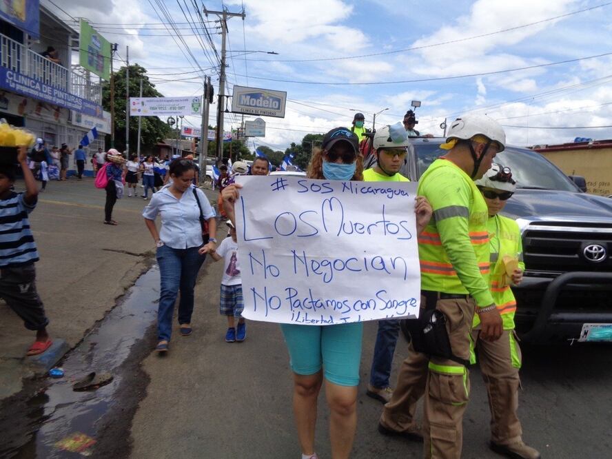 Una nicaragüense reclamó paz y libertad en Nicaragua en una protesta antigubernamental en Managua en 2018, cuando se agravó la crisis de ese país. Foto: José Meléndez