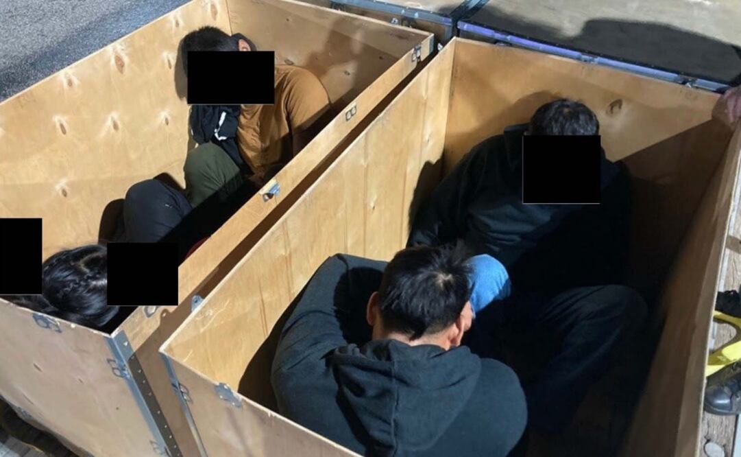 Inmigrantes indocumentados metidos dentro de unas cajas transportadas por camiones que cruzan desde México a EU. Foto: EFE