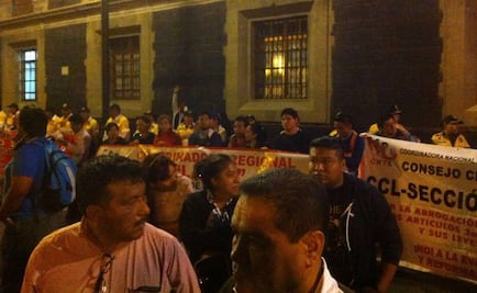 Maestros marchan en la CDMX por notificaciones de despido