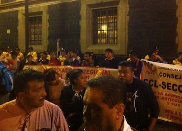 Maestros marchan en la CDMX por notificaciones de despido