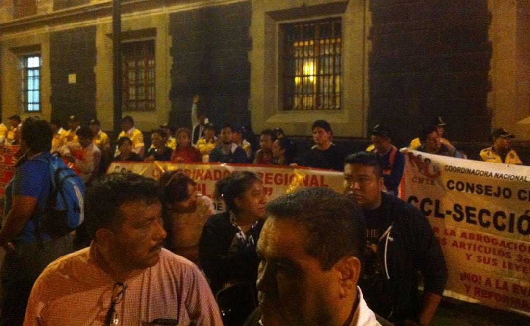 Maestros marchan en la CDMX por notificaciones de despido