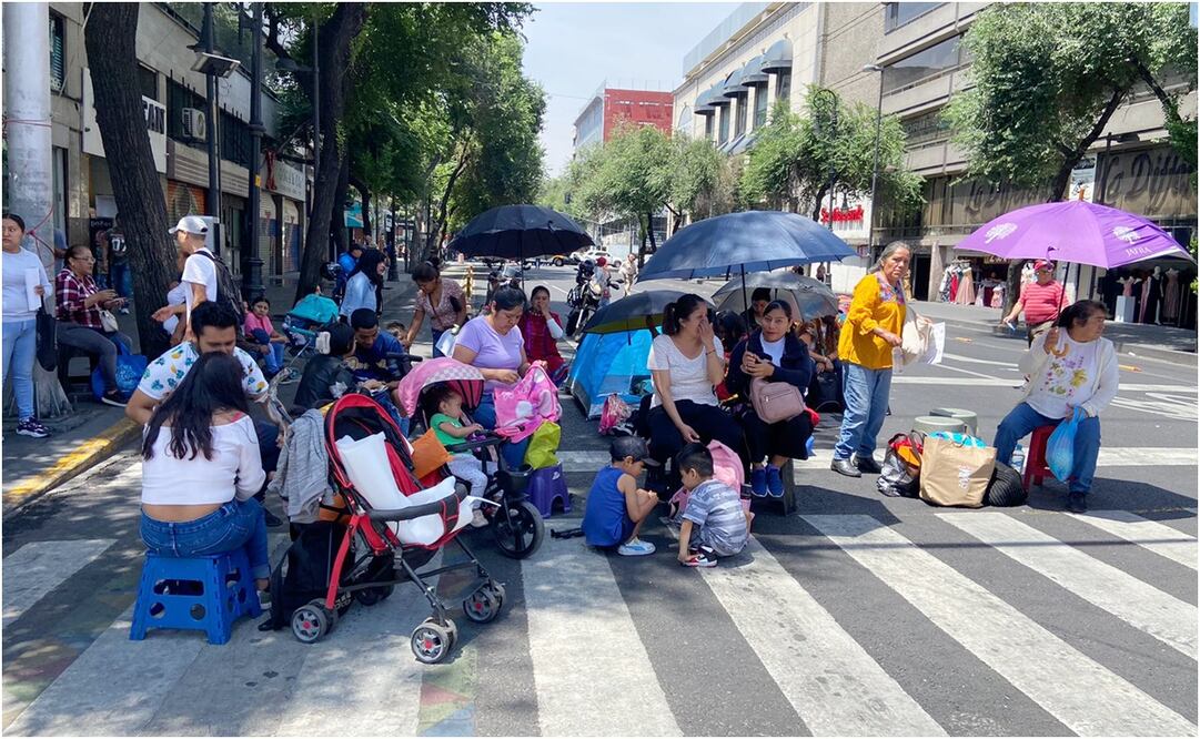 Artesanos montan plantón en la CDMX. Foto Juan Carlos williams / EL UNIVERSAL