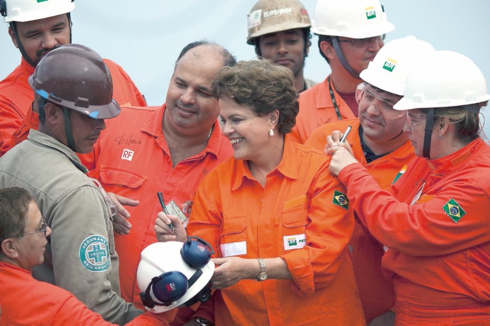 Imagen de junio de 2011, de la entonces presidenta Dilma Rousseff durante la ceremonia inaugural de una plataforma petrolera en Brasil (AP)