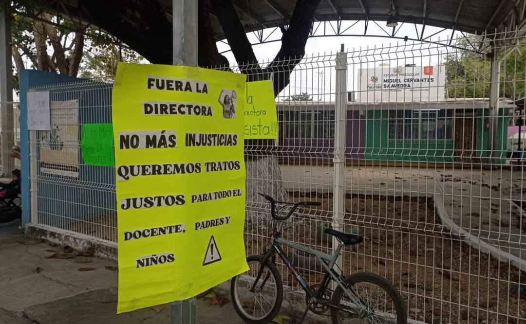 Los padres de familia del preescolar “Miguel Cervantes” en Yucatán, pusieron candados en el plantel y bloquearon la calle para exigir la salida de la directora (31/01/2025). Foto: Especial