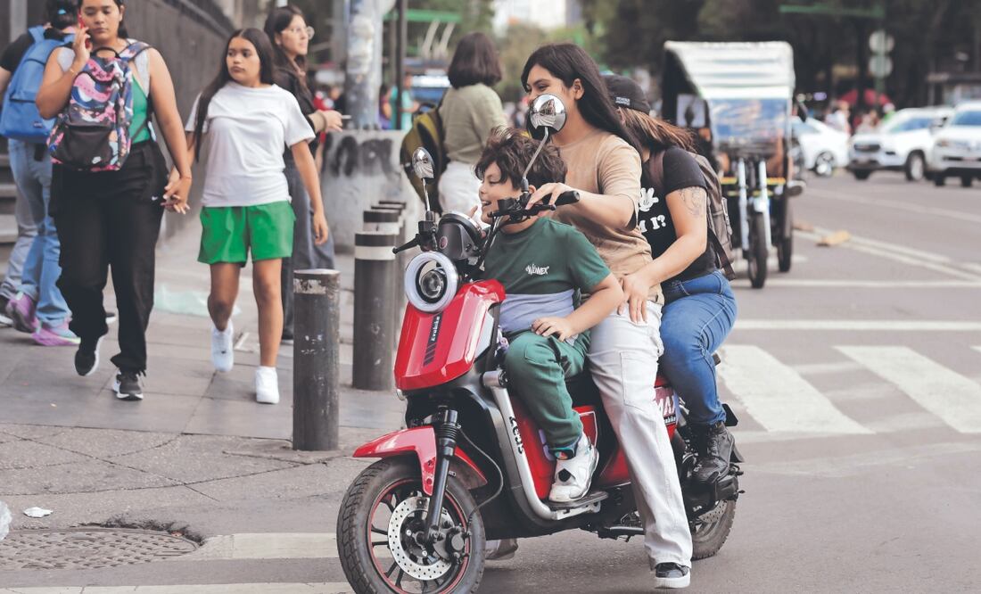 El Congreso de la Ciudad de México aprobó que las bicimotos y scooters que estén equipados con un motor eléctrico y excedan una velocidad máxima de 25 kilómetros por hora porten placas y sus conductores licencias. Foto: de Carlos Mejía. El Universal