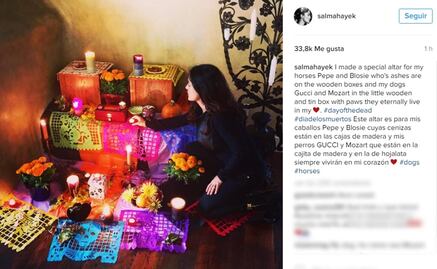 Salma Hayek dedica ofrenda de Día de Muertos a mascotas