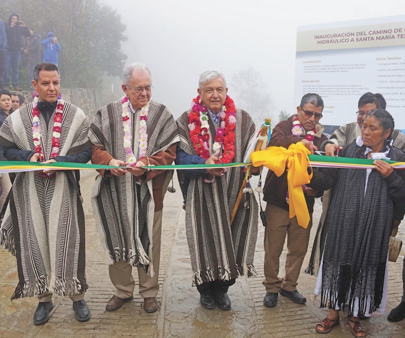 El presidente Andrés Manuel López Obrador inauguró ayer el camino rural de Santa María Tepantlali, en la sierra mixe de Oaxaca. Foto: EDWIN HERNÁNDEZ. EL UNIVERSAL