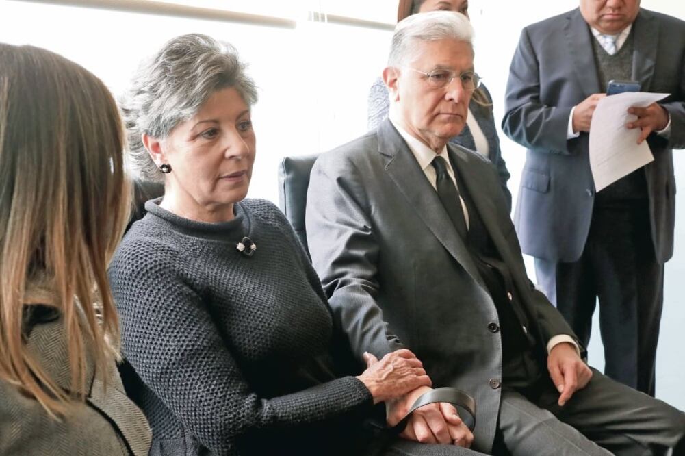 Gabriela Rosas y Rafael Moreno Valle Suárez, padres del fallecido senador y ex gobernador poblano Rafael Moreno Valle, estuvieron presentes en la ceremonia (LUCÍA GODÍNEZ. EL UNIVERSAL)