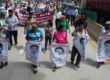 Marchan por los 43 sobre la Autopista del Sol