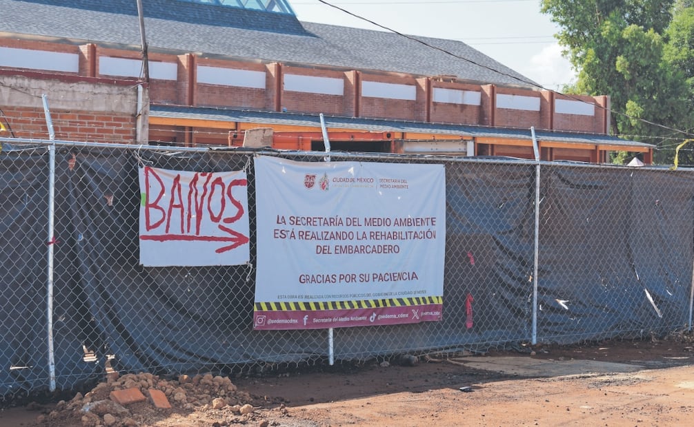 A poco menos de dos semanas del inicio de la Copa del Mundo, en el embarcadero de Cuemanco continúan los trabajos de remodelación; pueden verse obreros
realizando diversas labores, siguen con la construcción del mercado y baños, cargan bultos de cemento, y manejan maquinaria pesada. Foto: Santiago Cadena/ EL UNIVERSAL