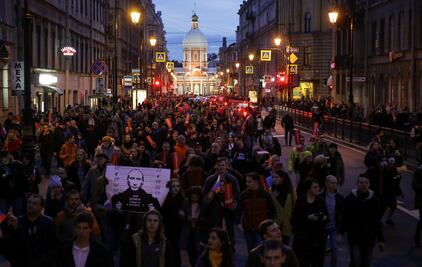 Opositores marchan contra Putin en el día de su cumpleaños
