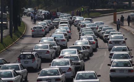 Policías detienen protesta de taxistas en Toluca