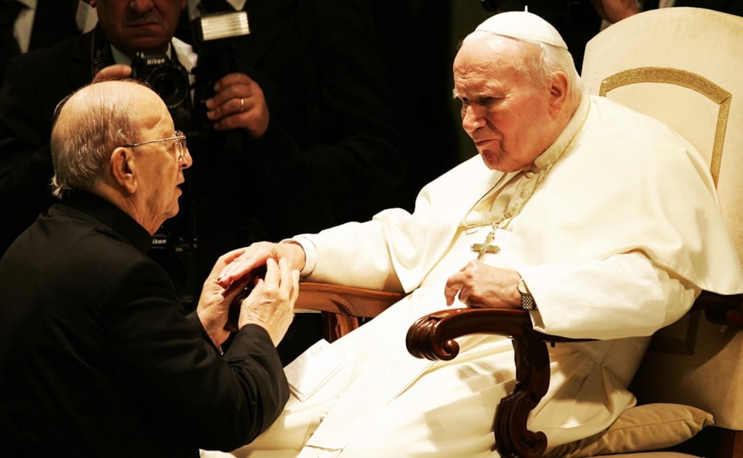 Marcial Maciel is blessed by Pope John Paul II – Photo: Tony Gentile/REUTERS